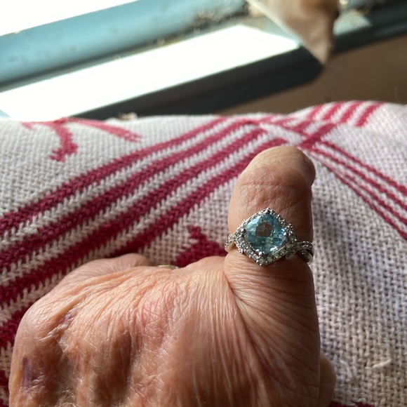 Lovely sky blue (light) topaz ,white sapphire ring - Picture 2 of 5